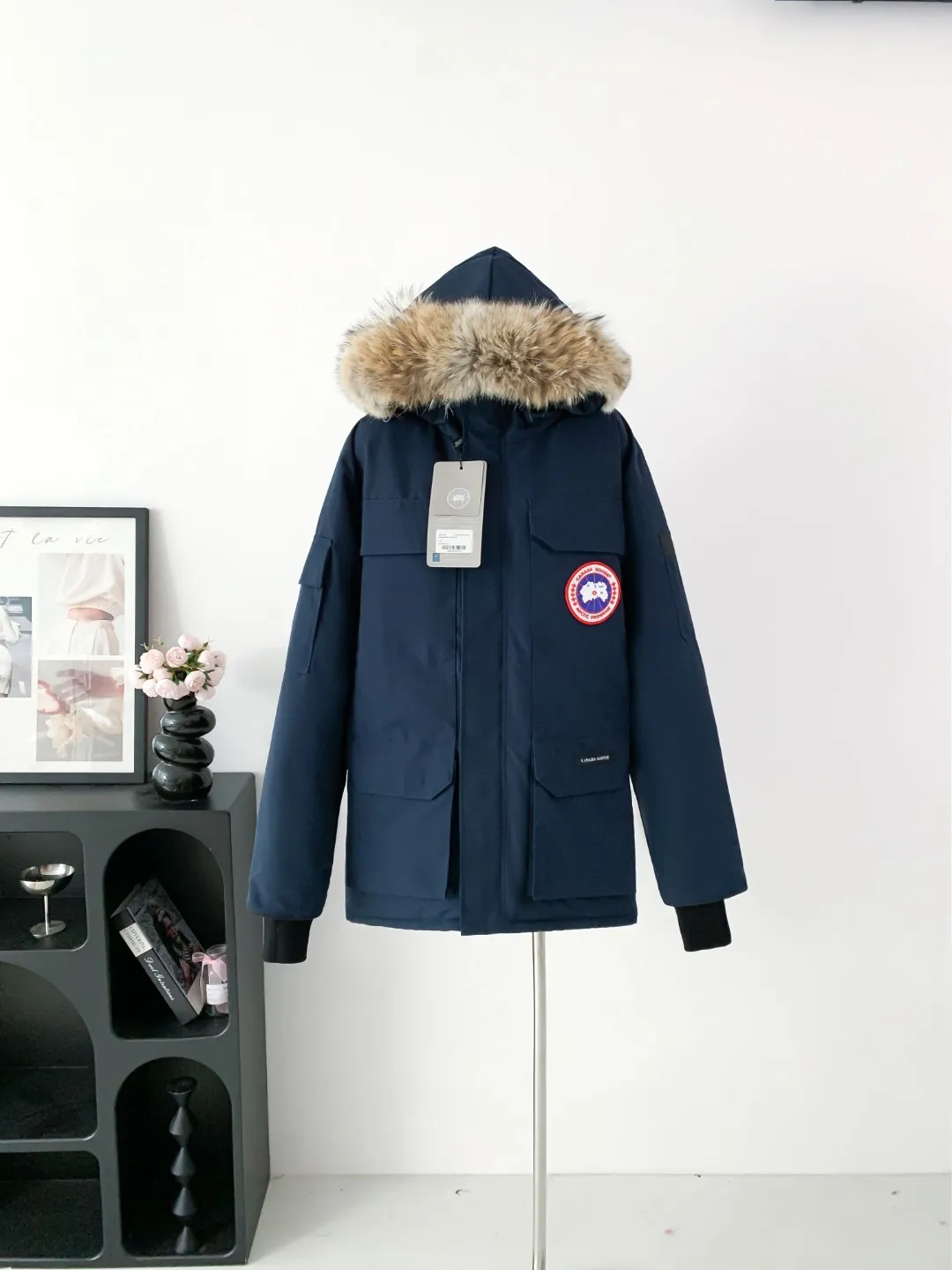 P780 Fake model pictures were taken at home. Colleagues please do not pass them off as stolen pictures! Style number: Y60-🇨🇦CANADA GOOES 24 new styles 08 styles/couple styles Factory direct supply: supplying global purchasing agents, micro-businesses, entities, Tmall, high-end stalls and studio cooperation, free shipping! Canada Goose Expedition Parka 2008 is the same style for men and women. It is mid-length and the most timeless classic. All Arctic and Antarctic scientific expedition teams choose Canada Goose as their cold-proof equipment. It is the Rolls-Royce of down jackets. ➖ Industry-leading anti-counterfeiting chip sensing. ➖ Imported Behringer embroidery machines and customized embroidery labels, the highest level and industry leading. ➖ Imported Korean 21-count polyester-cotton blended original fabric, TC85 waterproof coated fabric, water-repellent, windproof and wear-resistant. ➖ The new national standard 80 white duck down is filled with an average of 520 grams of down. The amount of down filled is industry-leading. ➖ 100% nylon lining with double double-layer sealing design to prevent velvet running, and seamless thread design on the cuffs! ➖ Western Canadian Green Wolf Collar. ➖ Yoshida YKK provides original factory-customized electroplated sliders. YKK two-way lockable zippers are tight and smooth and do not peel off paint. ➖ 3M composite Velcro is durable and the accessories and hardware are all custom-made. Note: Our copywriting is only simple and clear. Instead of bragging about the copywriting, it is better to compare and understand with samples. Only for the purest goose, the most dedicated, the most professional, the highest quality, the highest cost performance! Color: white red blue gray camouflage navy black SIZE:XS-XXL